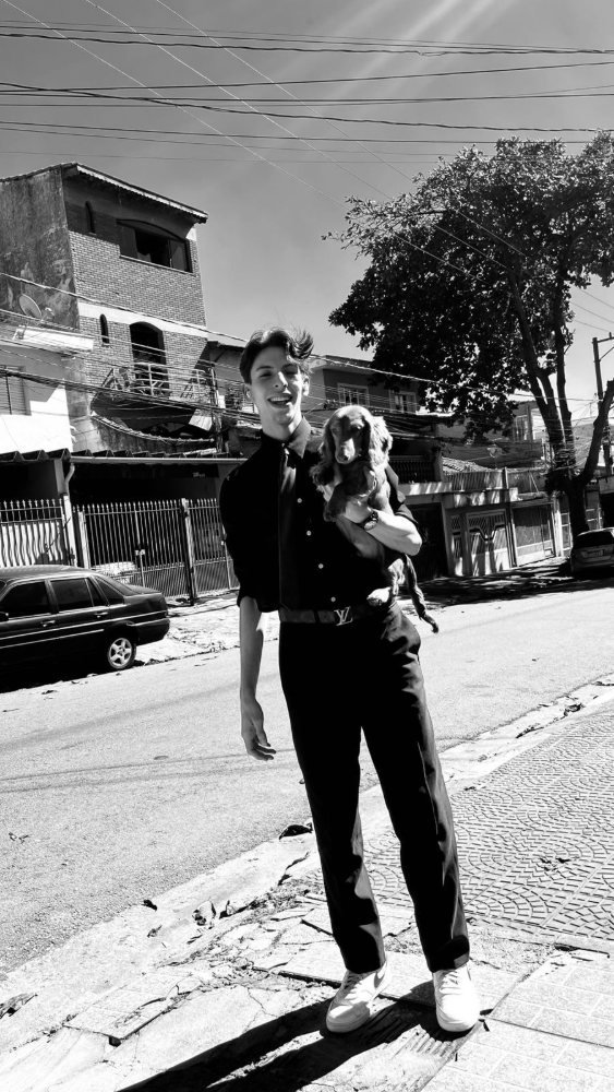 Kauã, adestrador da DKM Pets, com o Peter no colo